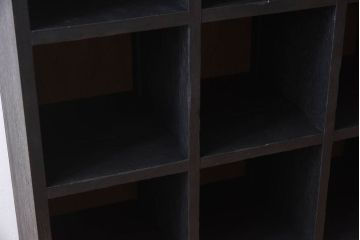 レトロ家具　縦型　艶消しブラックペイント　シンプルでレトロな脚付きマス目棚(収納棚、飾り棚)