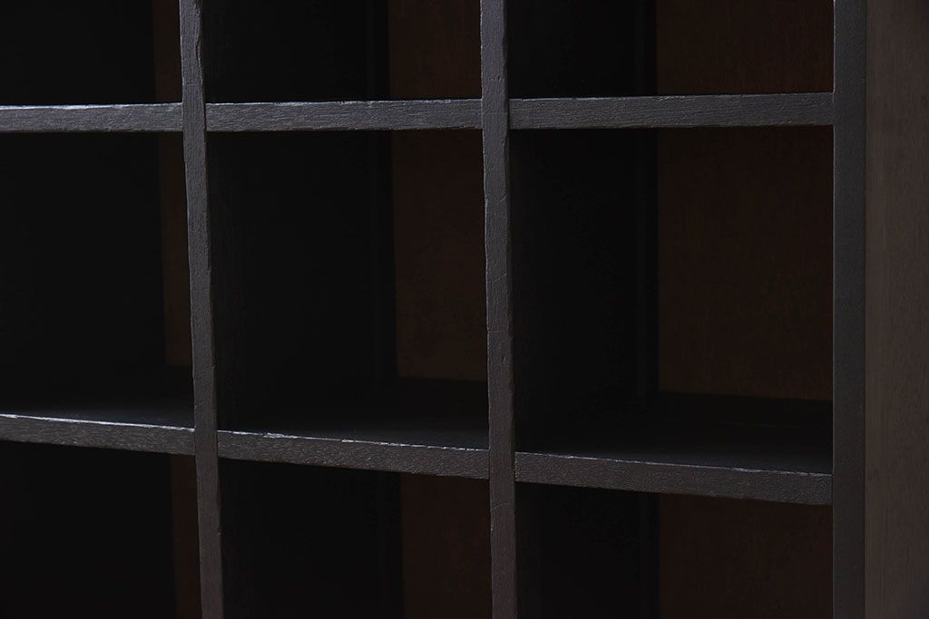 レトロ家具　縦型　艶消しブラックペイント　シンプルでレトロな脚付きマス目棚(収納棚、飾り棚)