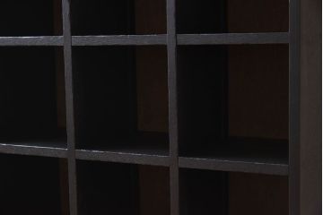 レトロ家具　縦型　艶消しブラックペイント　シンプルでレトロな脚付きマス目棚(収納棚、飾り棚)