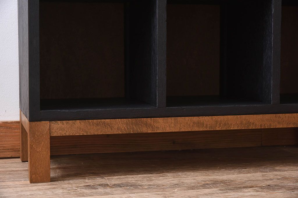 レトロ家具　縦型　艶消しブラックペイント　シンプルでレトロな脚付きマス目棚(収納棚、飾り棚)