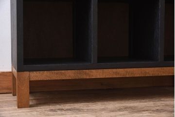 レトロ家具　縦型　艶消しブラックペイント　シンプルでレトロな脚付きマス目棚(収納棚、飾り棚)