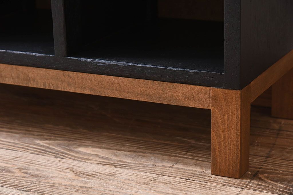 レトロ家具　縦型　艶消しブラックペイント　シンプルでレトロな脚付きマス目棚(収納棚、飾り棚)