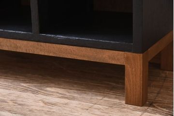 レトロ家具　縦型　艶消しブラックペイント　シンプルでレトロな脚付きマス目棚(収納棚、飾り棚)