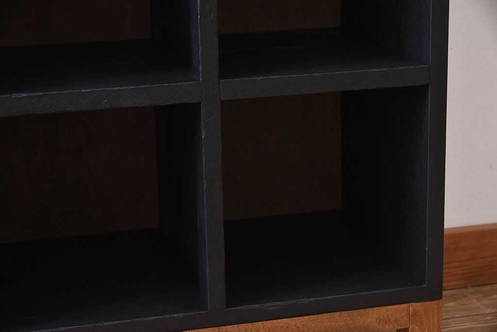 レトロ家具　縦型　艶消しブラックペイント　シンプルでレトロな脚付きマス目棚(収納棚、飾り棚)