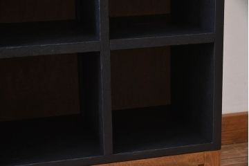 レトロ家具　縦型　艶消しブラックペイント　シンプルでレトロな脚付きマス目棚(収納棚、飾り棚)