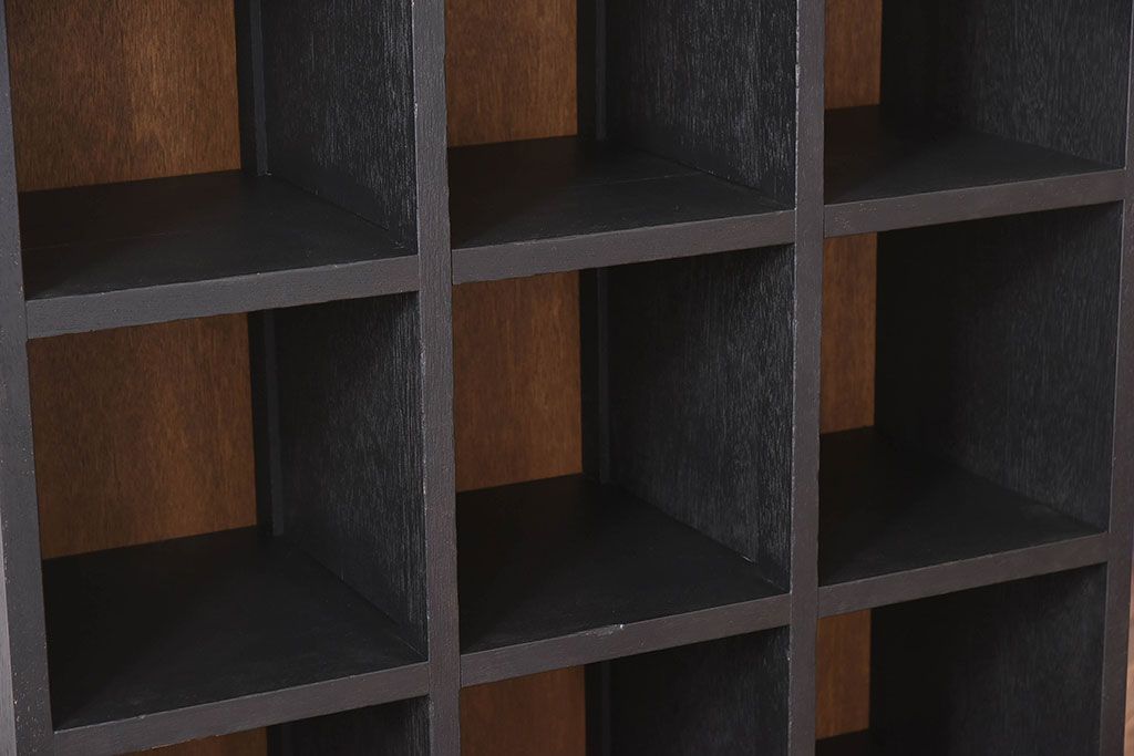 レトロ家具　縦型　艶消しブラックペイント　シンプルでレトロな脚付きマス目棚(収納棚、飾り棚)