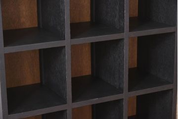 レトロ家具　縦型　艶消しブラックペイント　シンプルでレトロな脚付きマス目棚(収納棚、飾り棚)