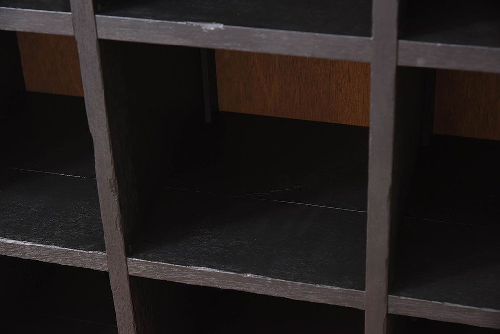 レトロ家具　縦型　艶消しブラックペイント　シンプルでレトロな脚付きマス目棚(収納棚、飾り棚)