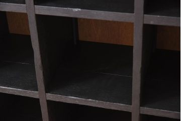 レトロ家具　縦型　艶消しブラックペイント　シンプルでレトロな脚付きマス目棚(収納棚、飾り棚)