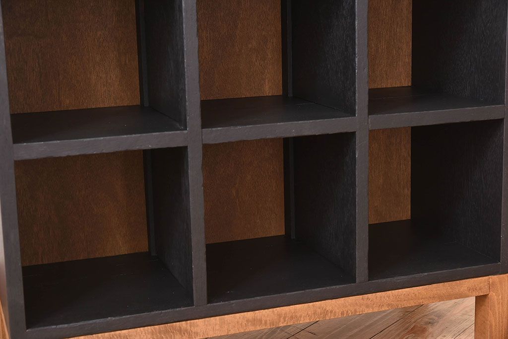 レトロ家具　縦型　艶消しブラックペイント　シンプルでレトロな脚付きマス目棚(収納棚、飾り棚)