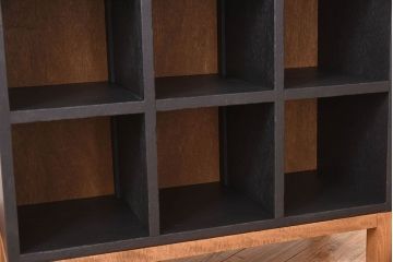 レトロ家具　縦型　艶消しブラックペイント　シンプルでレトロな脚付きマス目棚(収納棚、飾り棚)