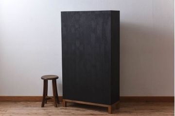 レトロ家具　縦型　艶消しブラックペイント　シンプルでレトロな脚付きマス目棚(収納棚、飾り棚)