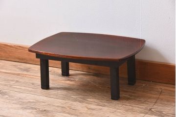 アンティーク家具　小振りなサイズ!栓材製　漆がきれいなアンティークちゃぶ台(飾り台)