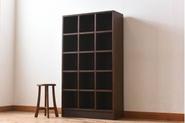 レトロ家具　縦型デザイン　シンプルでレトロな木製マス目棚(収納棚、飾り棚)