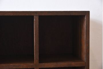 レトロ家具　縦型デザイン　シンプルでレトロな木製マス目棚(収納棚、飾り棚)