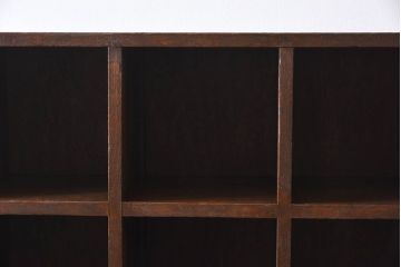 レトロ家具　縦型デザイン　シンプルでレトロな木製マス目棚(収納棚、飾り棚)