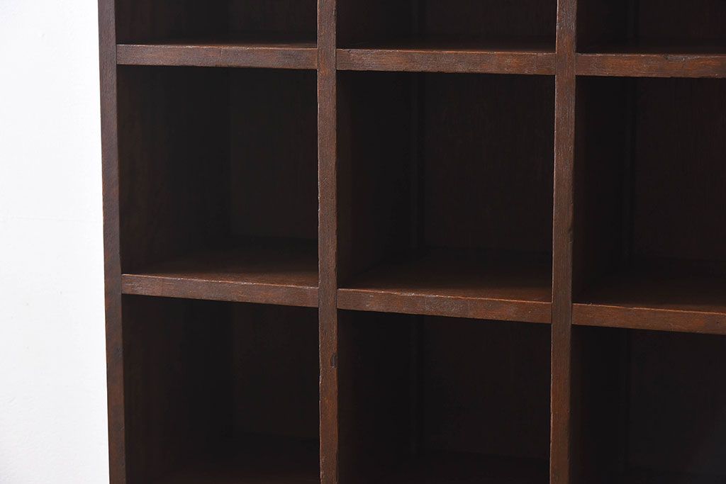 レトロ家具　縦型デザイン　シンプルでレトロな木製マス目棚(収納棚、飾り棚)