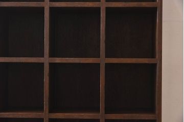 レトロ家具　縦型デザイン　シンプルでレトロな木製マス目棚(収納棚、飾り棚)