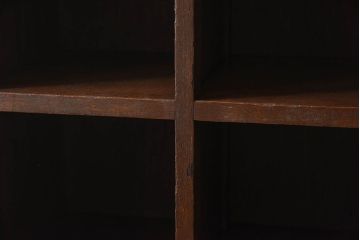 レトロ家具　縦型デザイン　シンプルでレトロな木製マス目棚(収納棚、飾り棚)