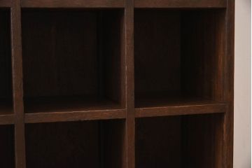 レトロ家具　縦型デザイン　シンプルでレトロな木製マス目棚(収納棚、飾り棚)