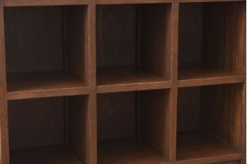 レトロ家具　縦型デザイン　シンプルでレトロな木製マス目棚(収納棚、飾り棚)