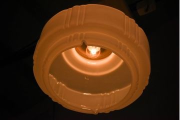 アンティーク　白いガラスの古い吊り下げ天井照明(2)