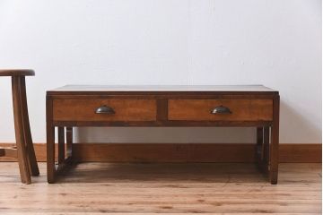 レトロ家具　栗材製　レトロな透かし彫り入りのアンティーク文机
