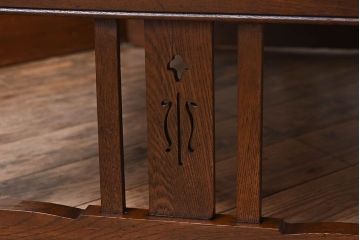 レトロ家具　栗材製　レトロな透かし彫り入りのアンティーク文机