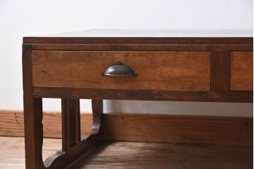レトロ家具　栗材製　レトロな透かし彫り入りのアンティーク文机