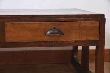 レトロ家具　栗材製　レトロな透かし彫り入りのアンティーク文机