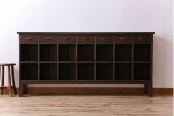 レトロ家具　古い木のレトロな脚付きマス目棚(カウンターテーブル・収納棚)