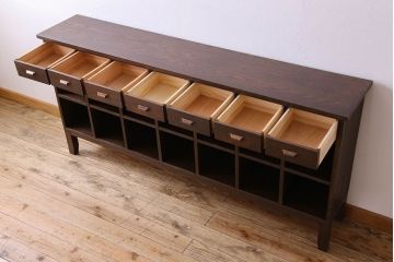 レトロ家具　古い木のレトロな脚付きマス目棚(カウンターテーブル・収納棚)