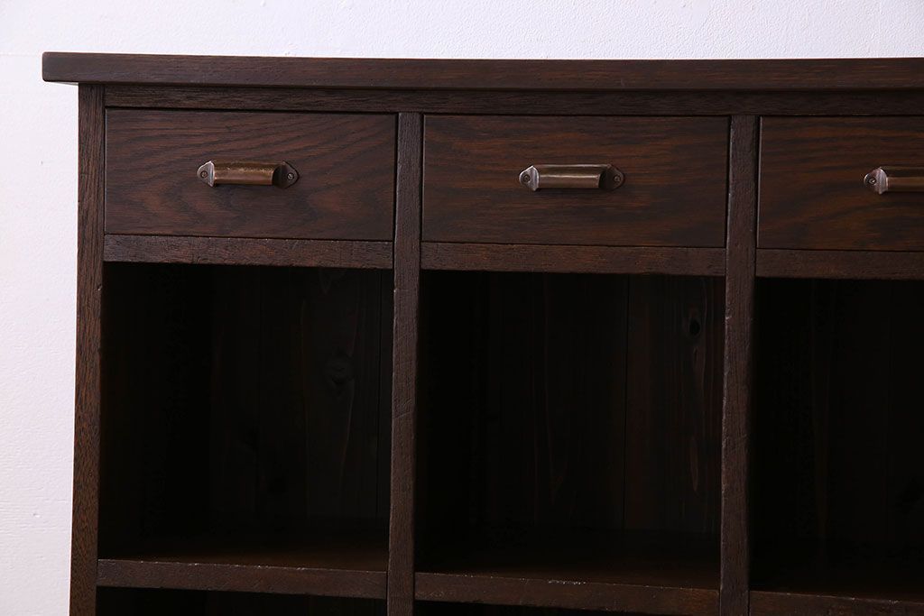 レトロ家具　古い木のレトロな脚付きマス目棚(カウンターテーブル・収納棚)