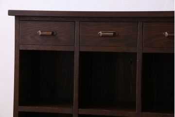 レトロ家具　古い木のレトロな脚付きマス目棚(カウンターテーブル・収納棚)