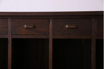 レトロ家具　古い木のレトロな脚付きマス目棚(カウンターテーブル・収納棚)