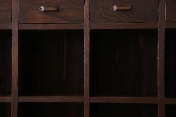 レトロ家具　古い木のレトロな脚付きマス目棚(カウンターテーブル・収納棚)