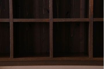 レトロ家具　古い木のレトロな脚付きマス目棚(カウンターテーブル・収納棚)