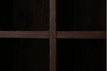 レトロ家具　古い木のレトロな脚付きマス目棚(カウンターテーブル・収納棚)