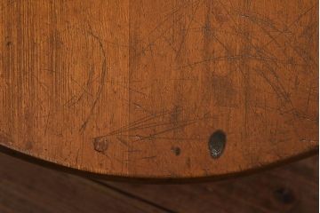 アンティーク家具　丸型　栓材製のアンティークちゃぶ台