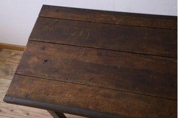 ヴィンテージ家具　アイアンフレームのシャビーなビンテージ作業台(テーブル)(1)