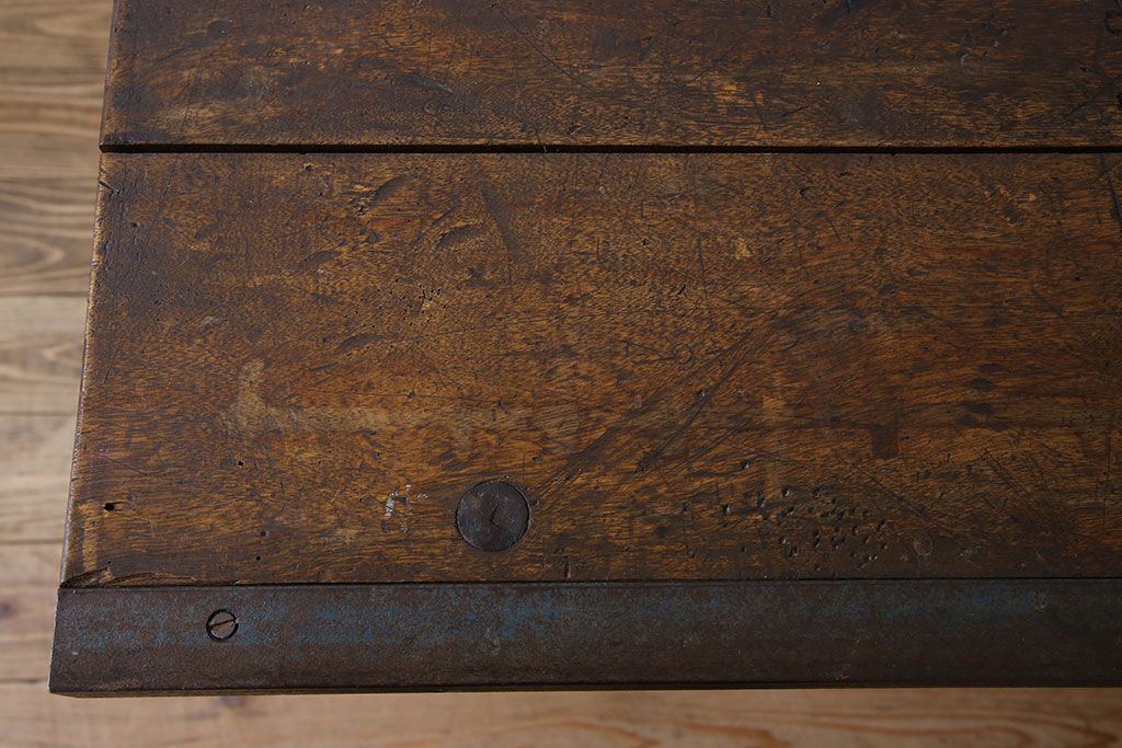 ヴィンテージ家具　アイアンフレームのシャビーなビンテージ作業台(テーブル)(1)