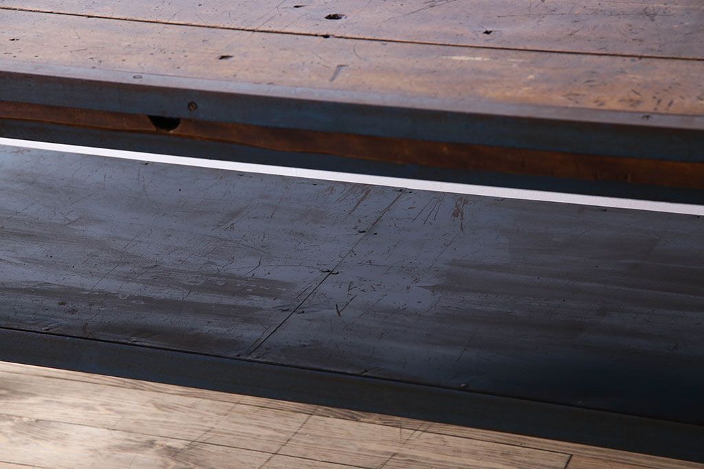 ヴィンテージ家具　アイアンフレームのシャビーなビンテージ作業台(テーブル)(1)