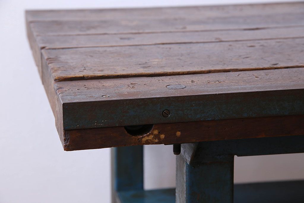 ヴィンテージ家具　アイアンフレームのシャビーなビンテージ作業台(テーブル)(1)