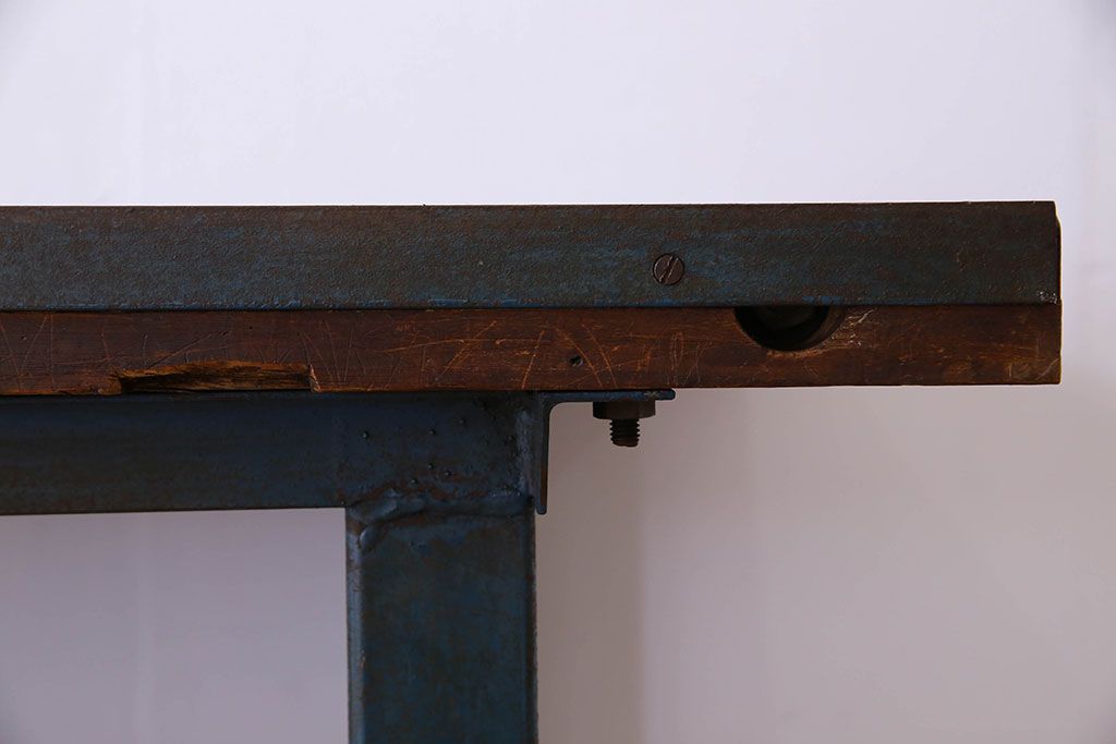 ヴィンテージ家具　アイアンフレームのシャビーなビンテージ作業台(テーブル)(1)