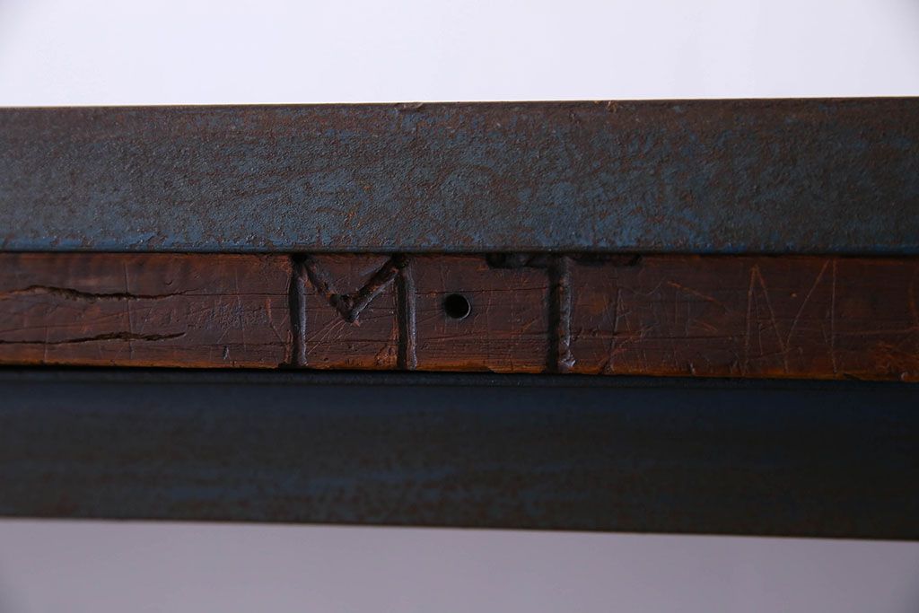 ヴィンテージ家具　アイアンフレームのシャビーなビンテージ作業台(テーブル)(1)