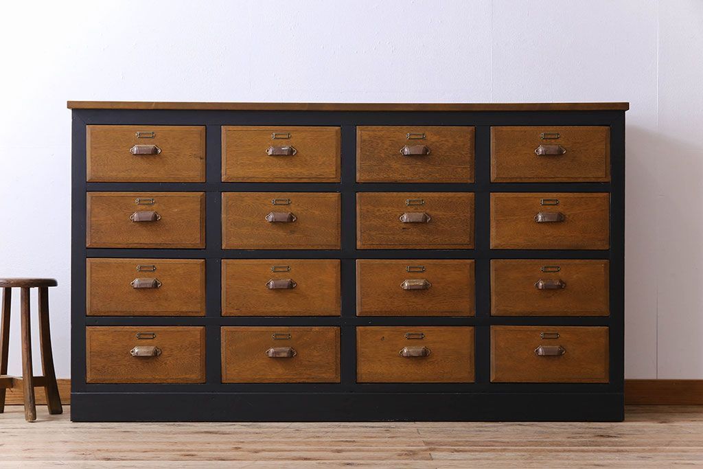 レトロ家具　ネームプレート付き!16杯引き出しのレトロなチェスト