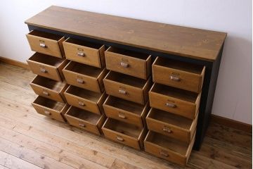 レトロ家具　ネームプレート付き!16杯引き出しのレトロなチェスト