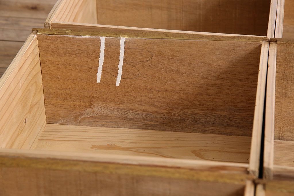 レトロ家具　ネームプレート付き!16杯引き出しのレトロなチェスト