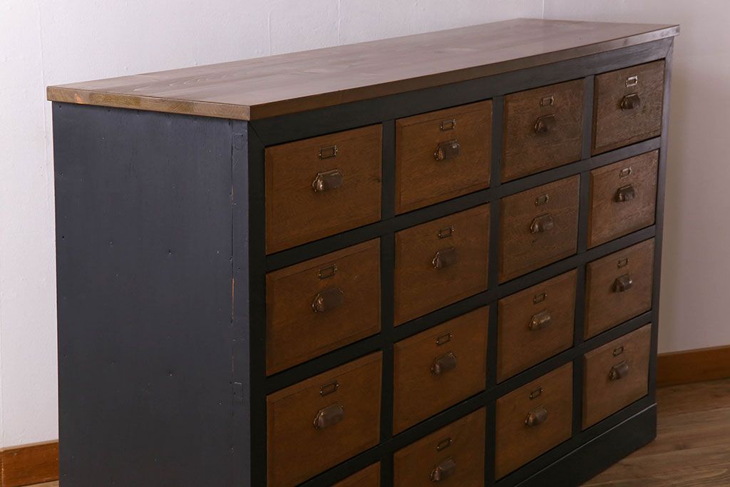 レトロ家具　ネームプレート付き!16杯引き出しのレトロなチェスト