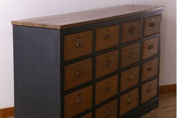 レトロ家具　ネームプレート付き!16杯引き出しのレトロなチェスト